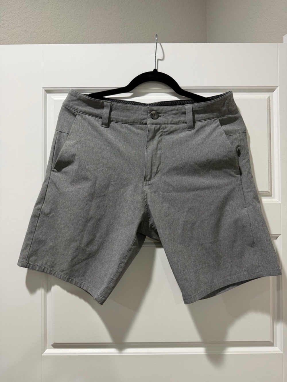 Men’s Vuori Aim  8” Gray shorts